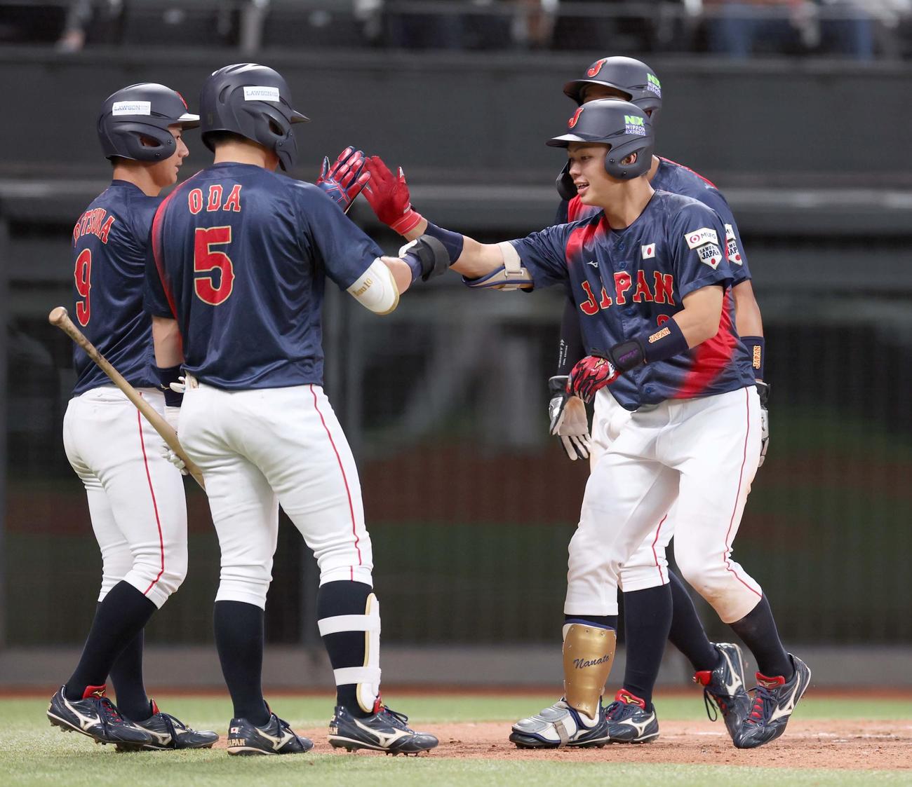 日米大学野球選手権　米国対日本　4回表、3点本塁打を放ち笑顔で生還する榊原（右端）（撮影・黒川智章）