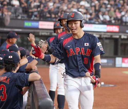 日米大学野球選手権 米国対日本 4回表日本1死二、三塁、右越え3点本塁打を放ちナインに出迎えられる榊原(撮影・黒川智章)