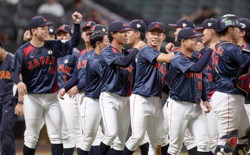 米国対日本 連勝し笑顔の日本ナイン(撮影・黒川智章)