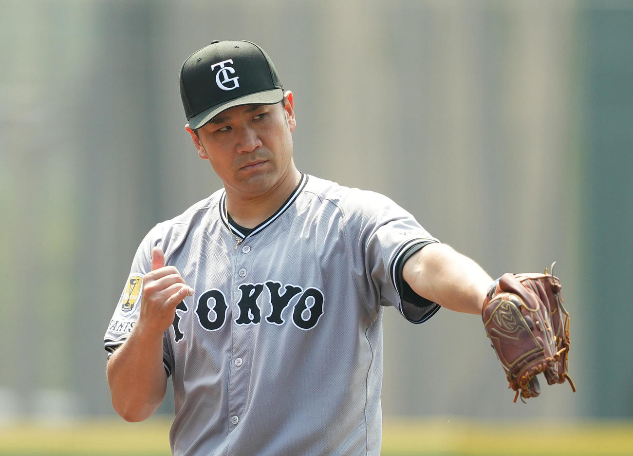 イースタン・リーグ西武対巨人　3回の投球を前にポーズをとる巨人田中将（撮影・菅敏）