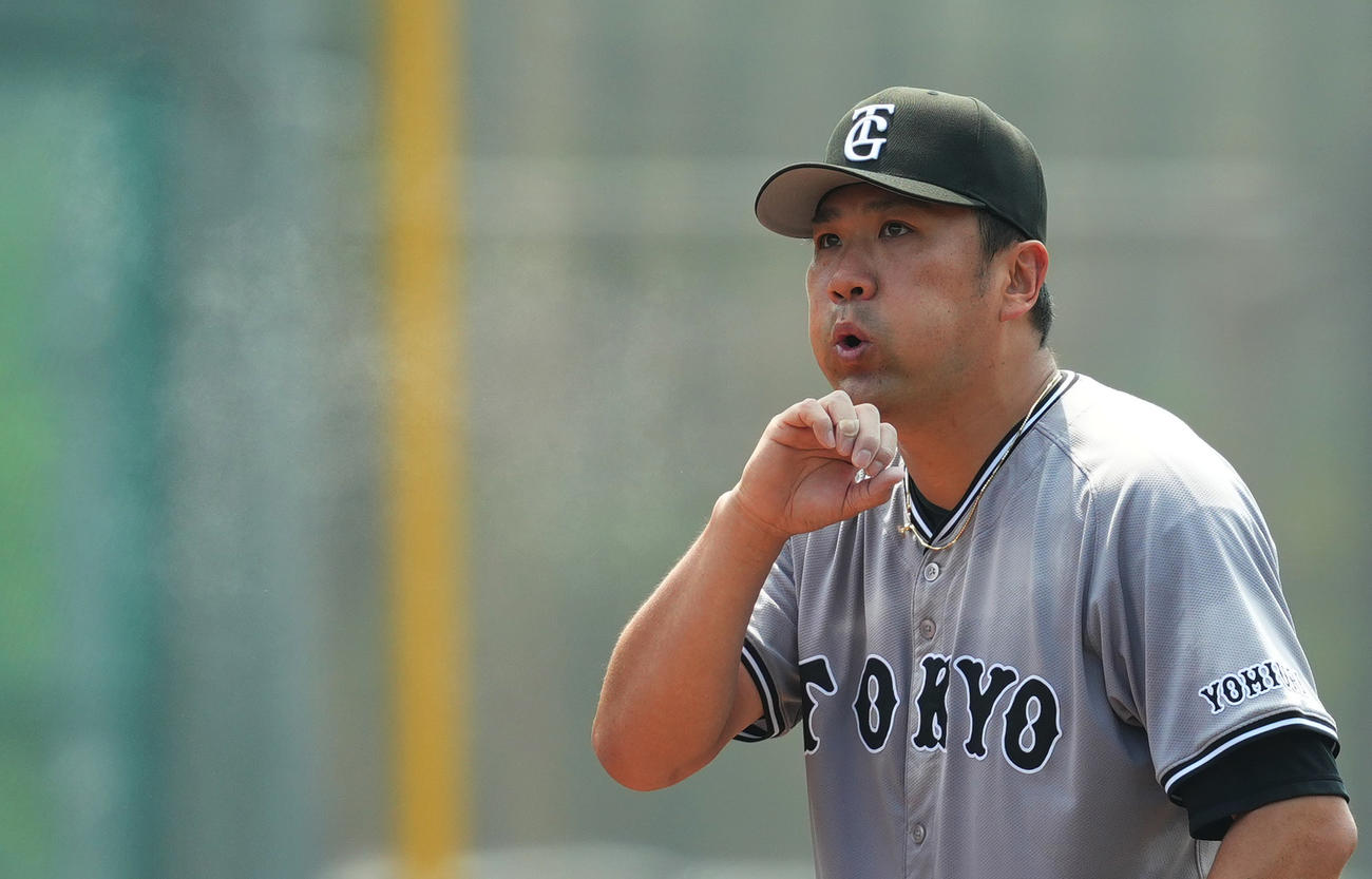 イースタン・リーグ西武対巨人　投球の合間にロージンを吹き飛ばす巨人田中将（撮影・菅敏）
