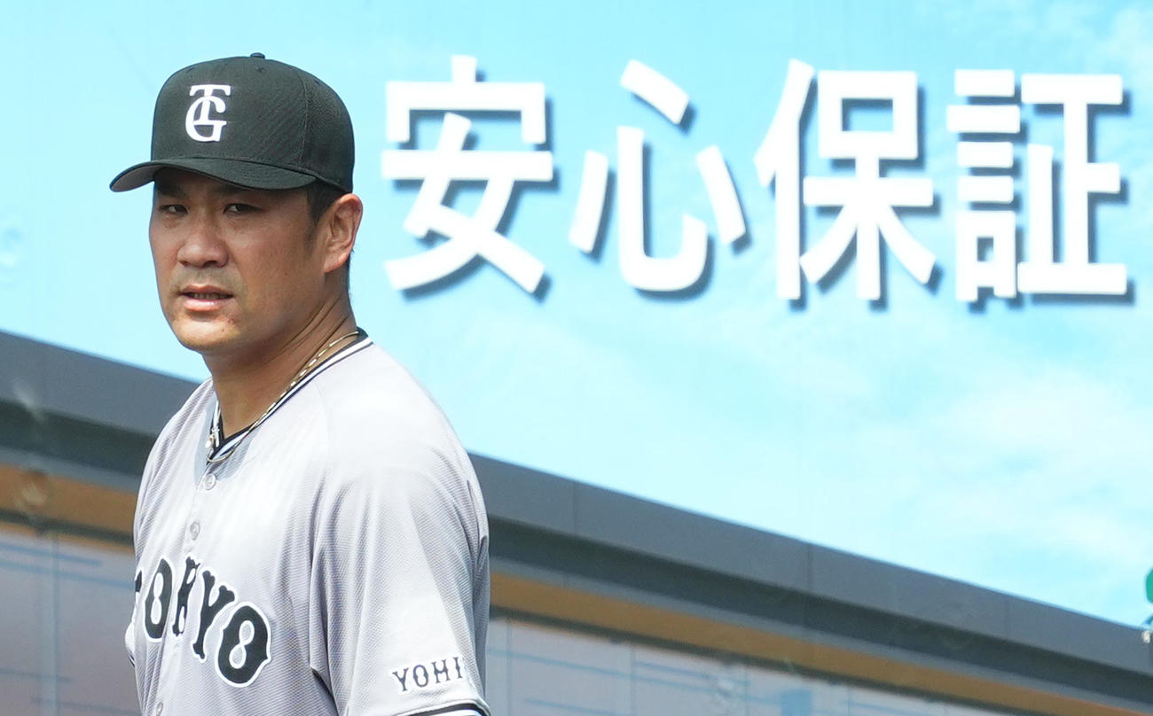 イースタン・リーグ西武対巨人　イニングの合間に投球練習をする巨人田中将（撮影・菅敏）