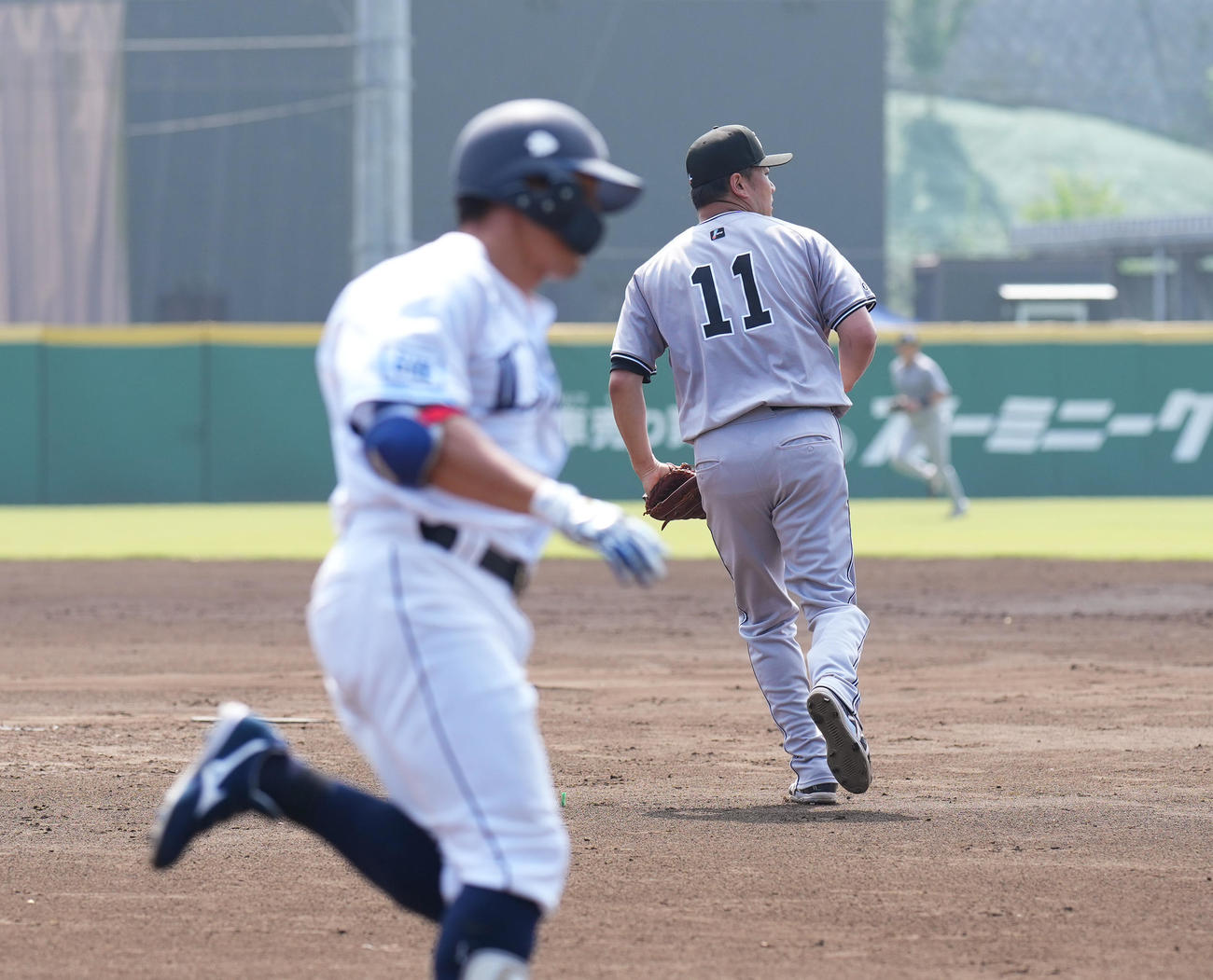 イースタン・リーグ西武対巨人　4回裏西武1死、栗山（手前）に右二塁打を打たれる田中将（撮影・菅敏）