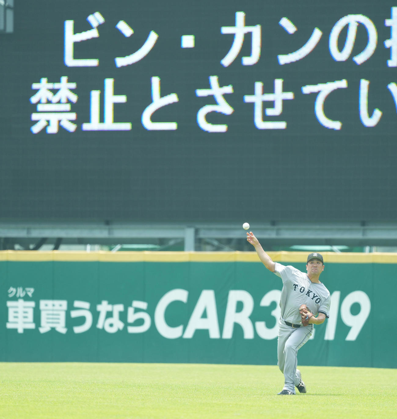 イースタン・リーグ西武対巨人　試合前、キャッチボールを調整する巨人田中将（撮影・菅敏）