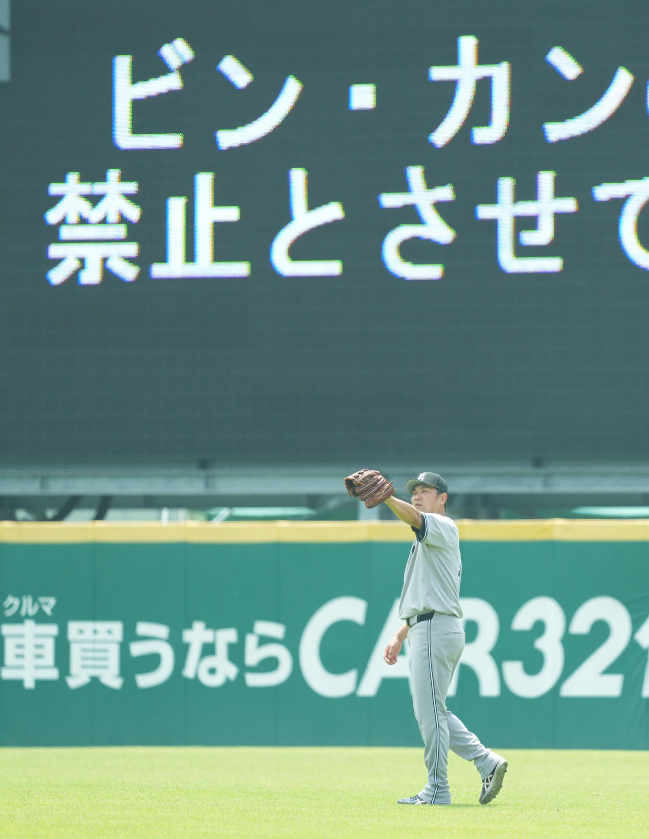 イースタン・リーグ西武対巨人　試合前、キャッチボールを調整する巨人田中将（撮影・菅敏）