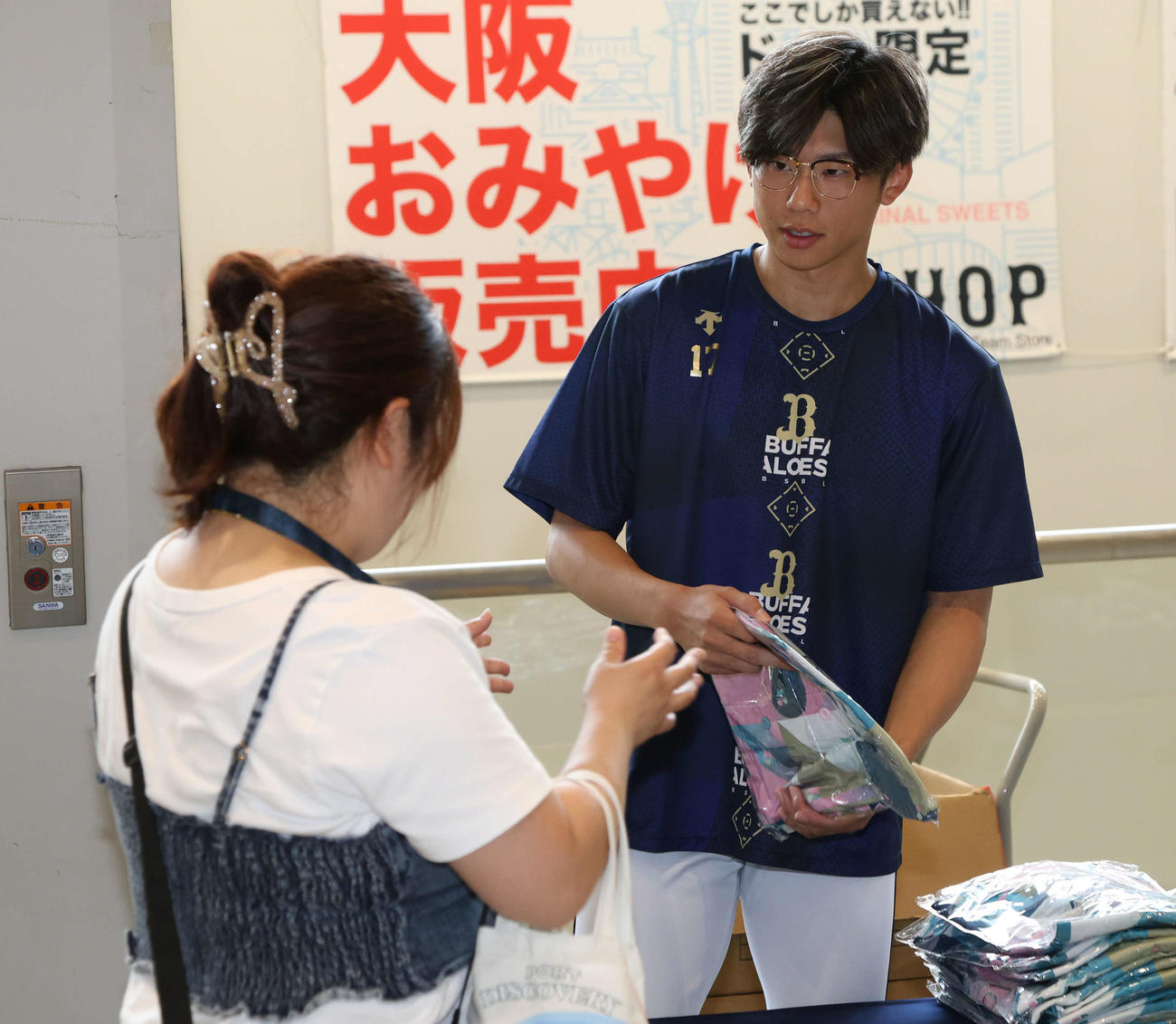 試合前に行われたオリ姫デーのイベントでユニホームをファンに手渡すオリックス曽谷（撮影・西尾就之）