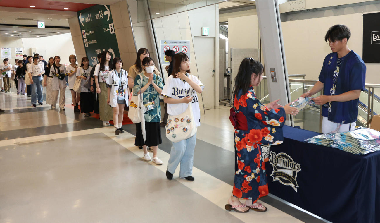 試合前に行われたオリ姫デーのイベントでユニホームをファンに手渡すオリックス曽谷（撮影・西尾就之）