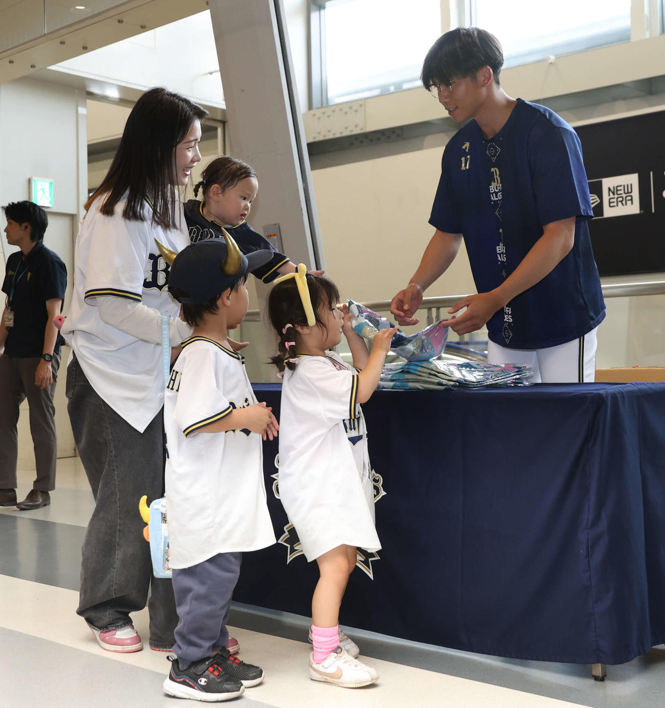 試合前に行われたオリ姫デーのイベントでユニホームをファンに手渡すオリックス曽谷（撮影・西尾就之）