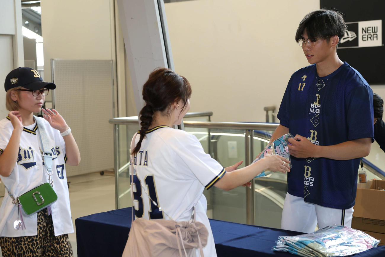 試合前に行われたオリ姫デーのイベントでユニホームをファンに手渡すオリックス曽谷（撮影・西尾就之）