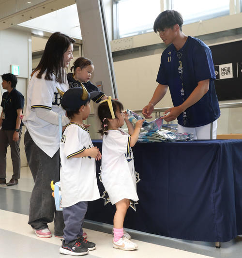 オリックス】曽谷龍平が「オリ姫ユニお渡し会」に参加 100人のファンが