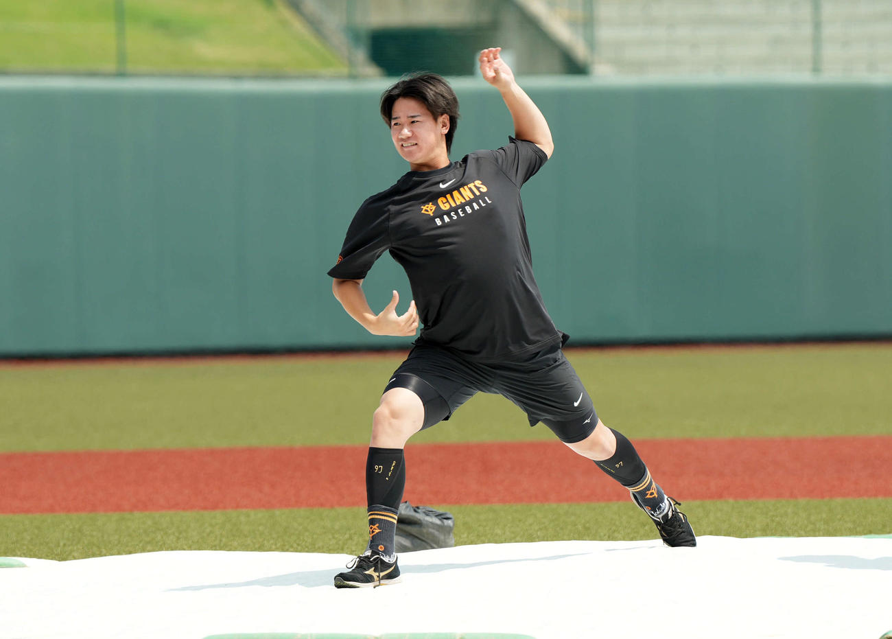 マウンドを試す巨人井上（撮影・たえ見朱実）