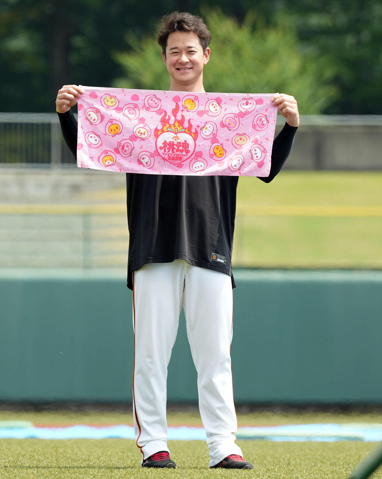 「ジャイアンツパペット」のタオルを手に笑顔を見せる巨人中川（撮影・たえ見朱実）