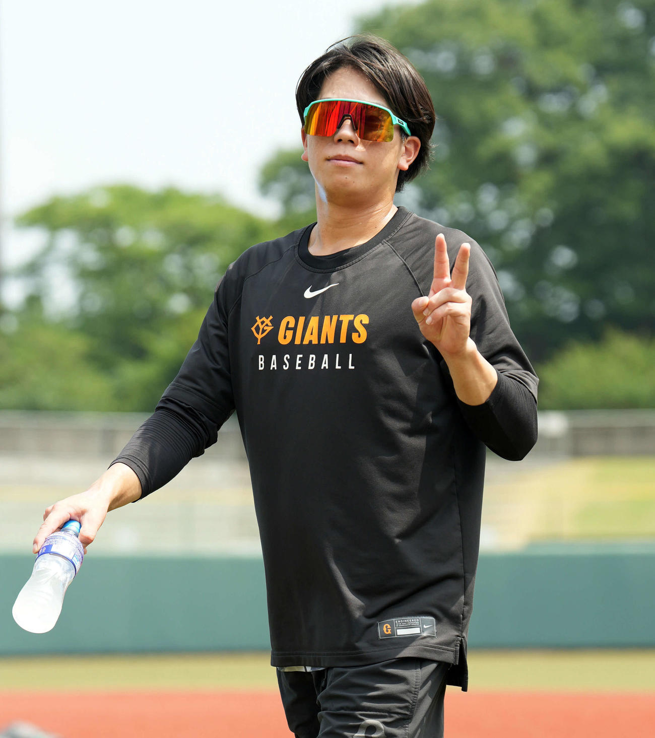 ポーズを決める巨人門脇（撮影・たえ見朱実）