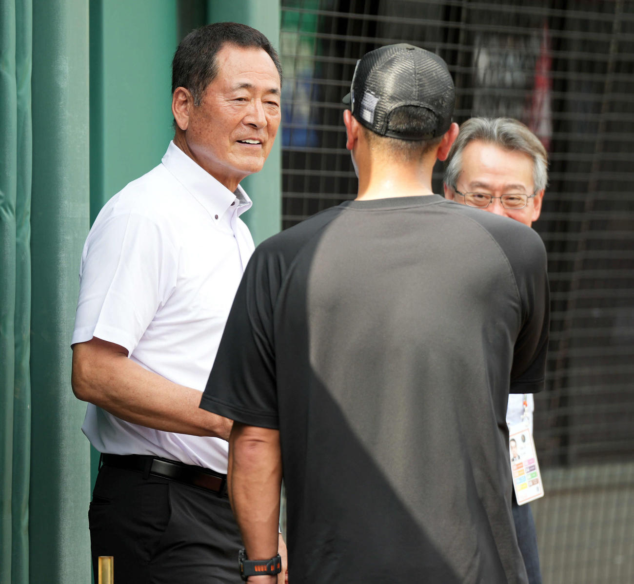 巨人阿部監督と談笑する中畑氏（撮影・たえ見朱実）