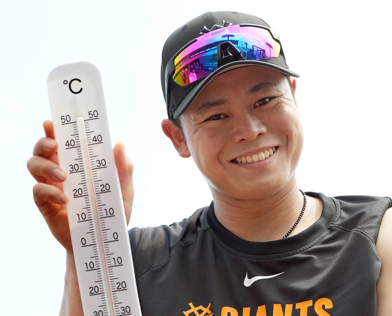 この日の気温は最高気温が36度。グラウンドの地熱はなんと43度。暑いながらも笑顔を見せる巨人中山（撮影・たえ見朱実）
