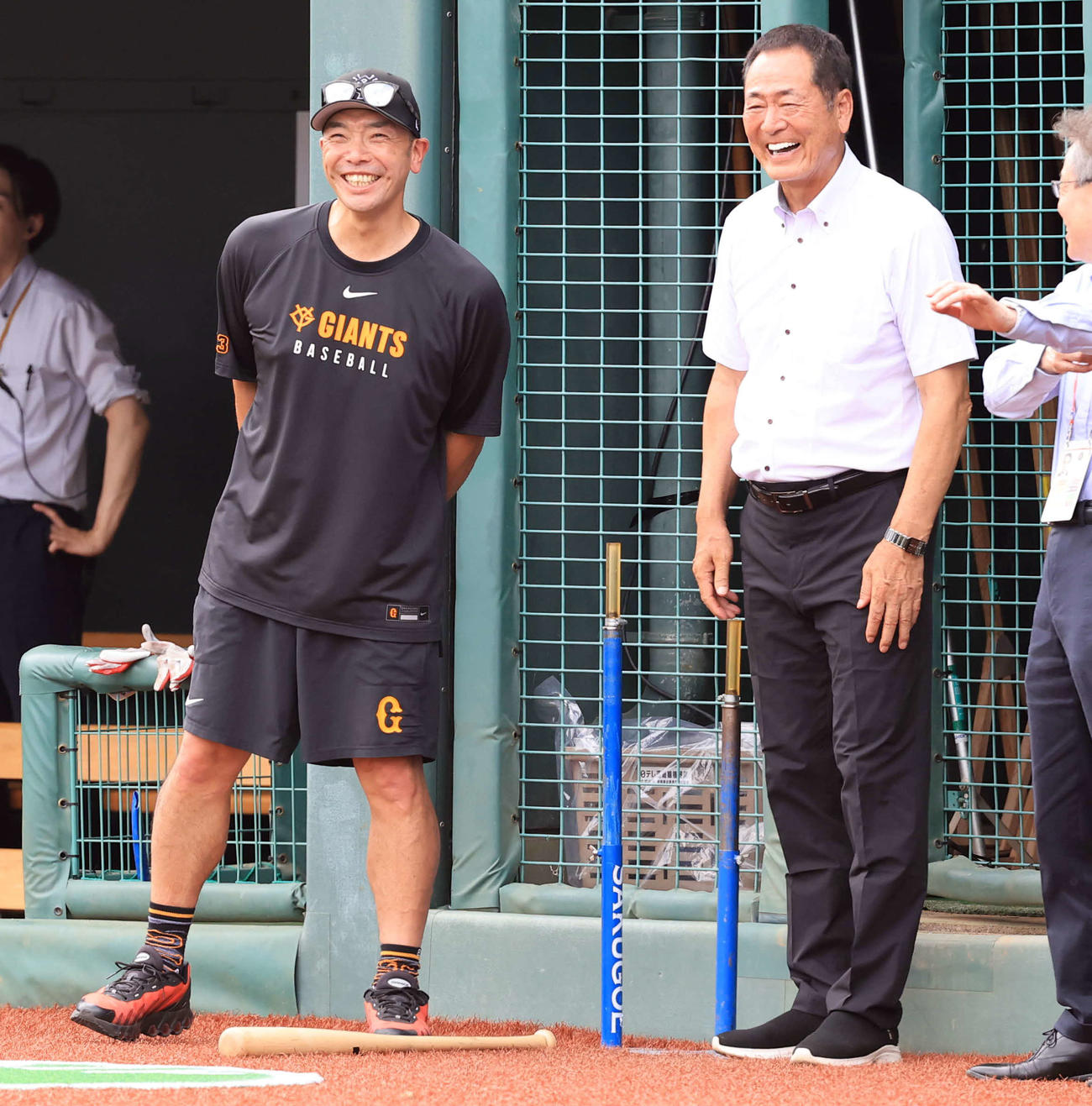 巨人対中日　試合前練習中、談笑する巨人阿部監督（左）と中畑清氏（撮影・浅見桂子）
