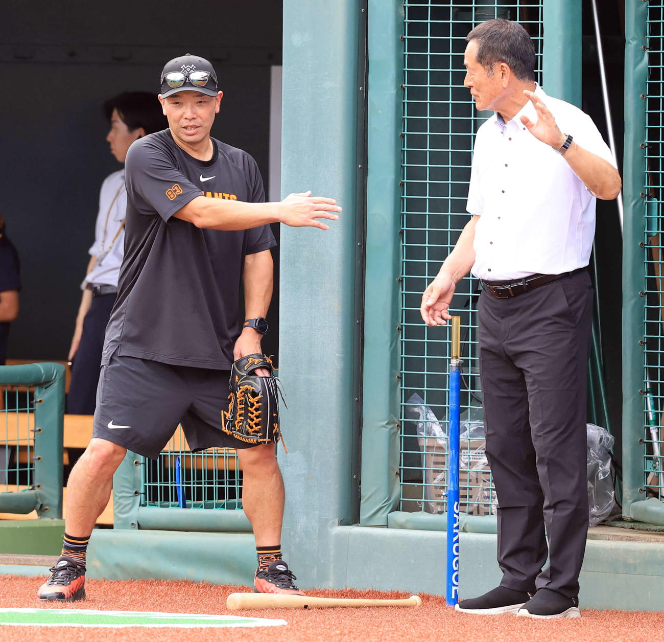巨人対中日　試合前練習中、談笑する巨人阿部監督（左）と中畑清氏（撮影・浅見桂子）