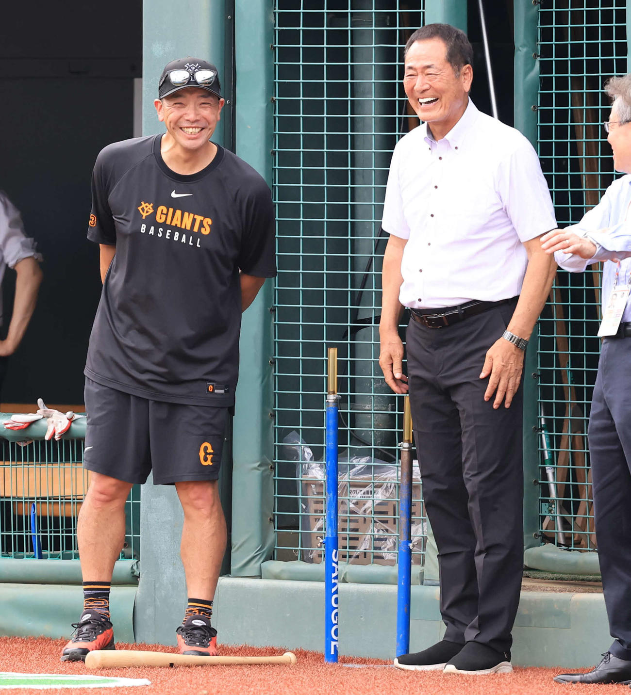 巨人対中日　試合前練習中、談笑する巨人阿部監督（左）と中畑清氏（撮影・浅見桂子）