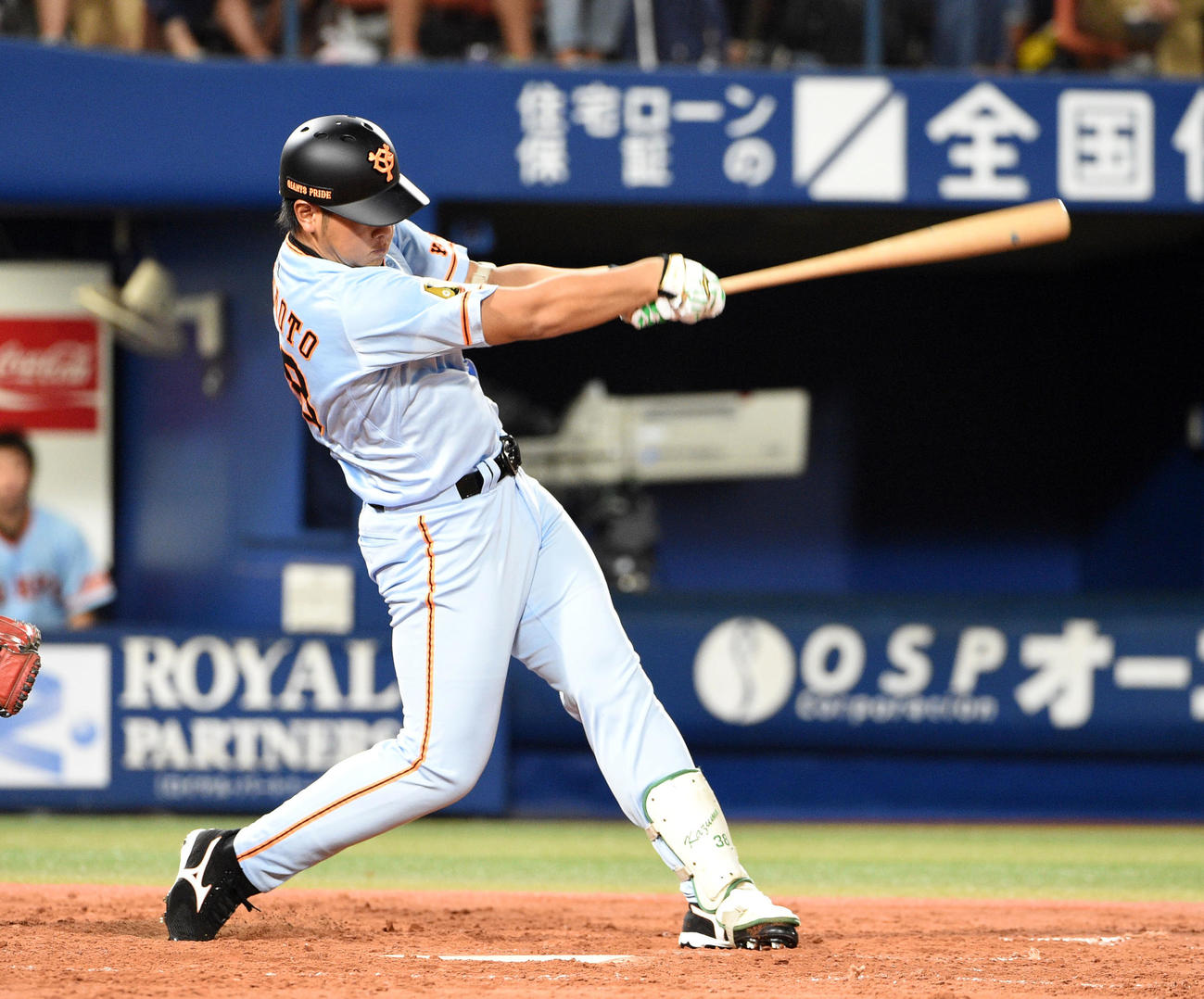 プロ1号本塁打を放つ岡本和真（2015年9月5日撮影）