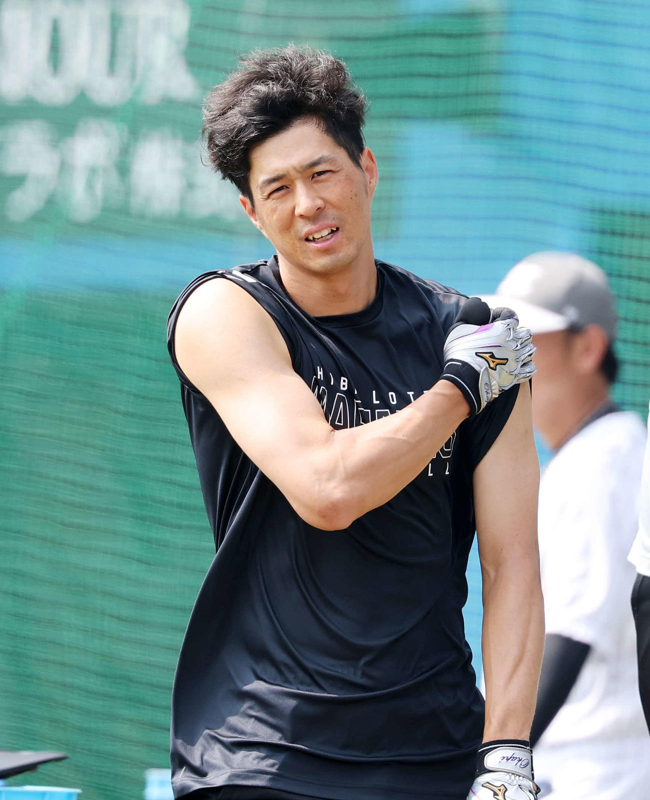 ロッテ対日本ハム　練習に向かうロッテ岡（撮影・鈴木正人）