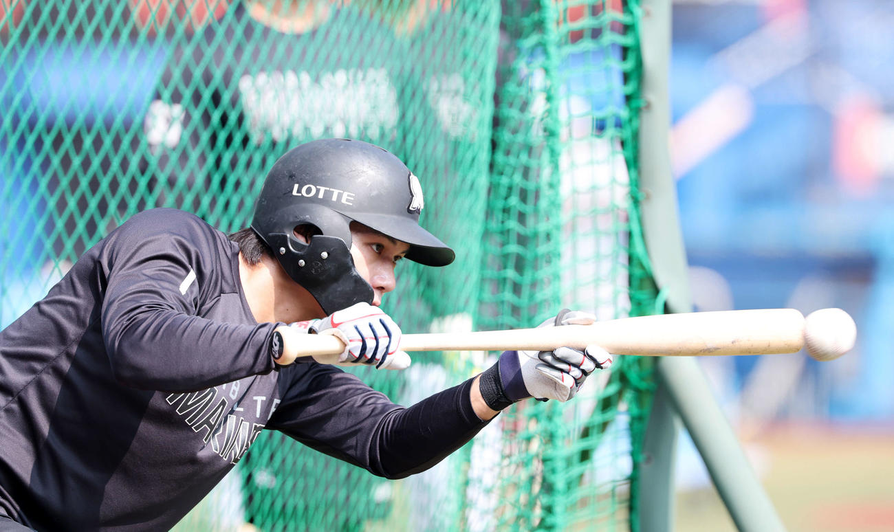ロッテ対日本ハム　バント練習するロッテ藤原（撮影・鈴木正人）