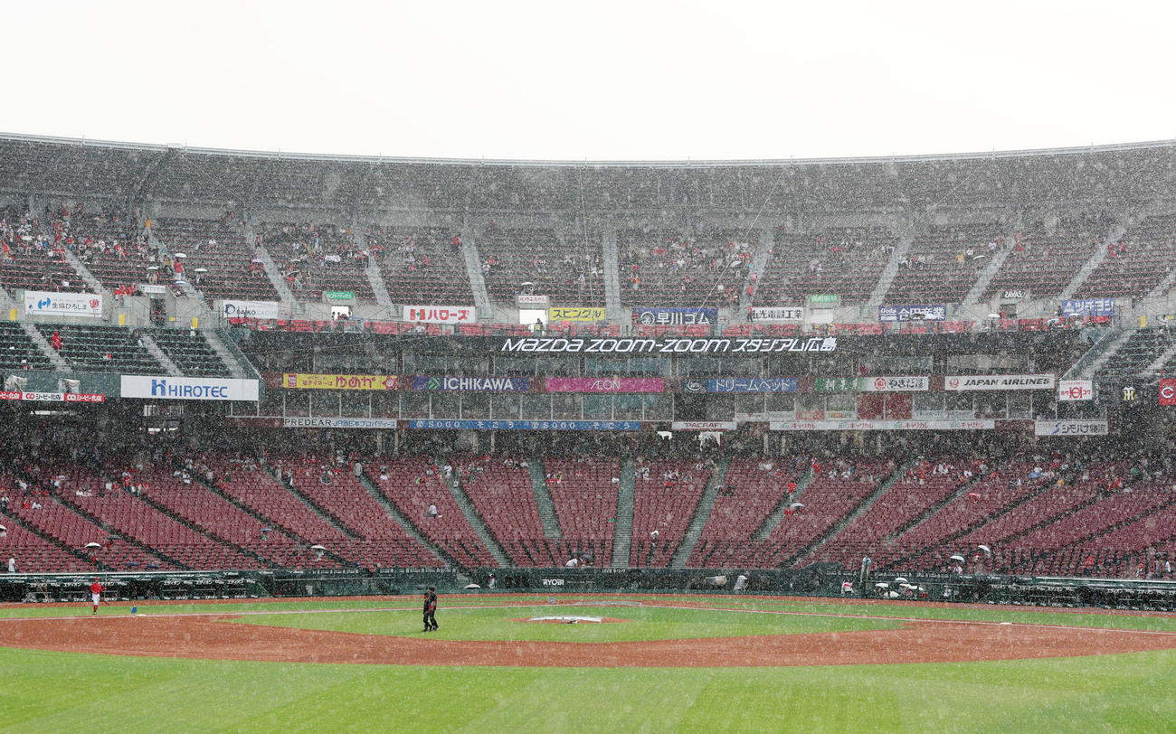 広島対阪神　17時20分すぎから急に大粒の大雨に見舞われたマツダスタジアム（撮影・加藤哉）