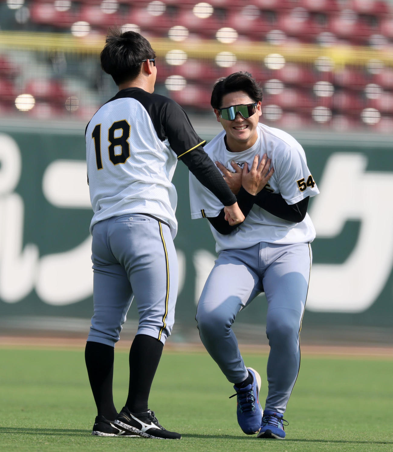 広島対阪神　伊原（左）は木下に右手でパンチ（撮影・加藤哉）