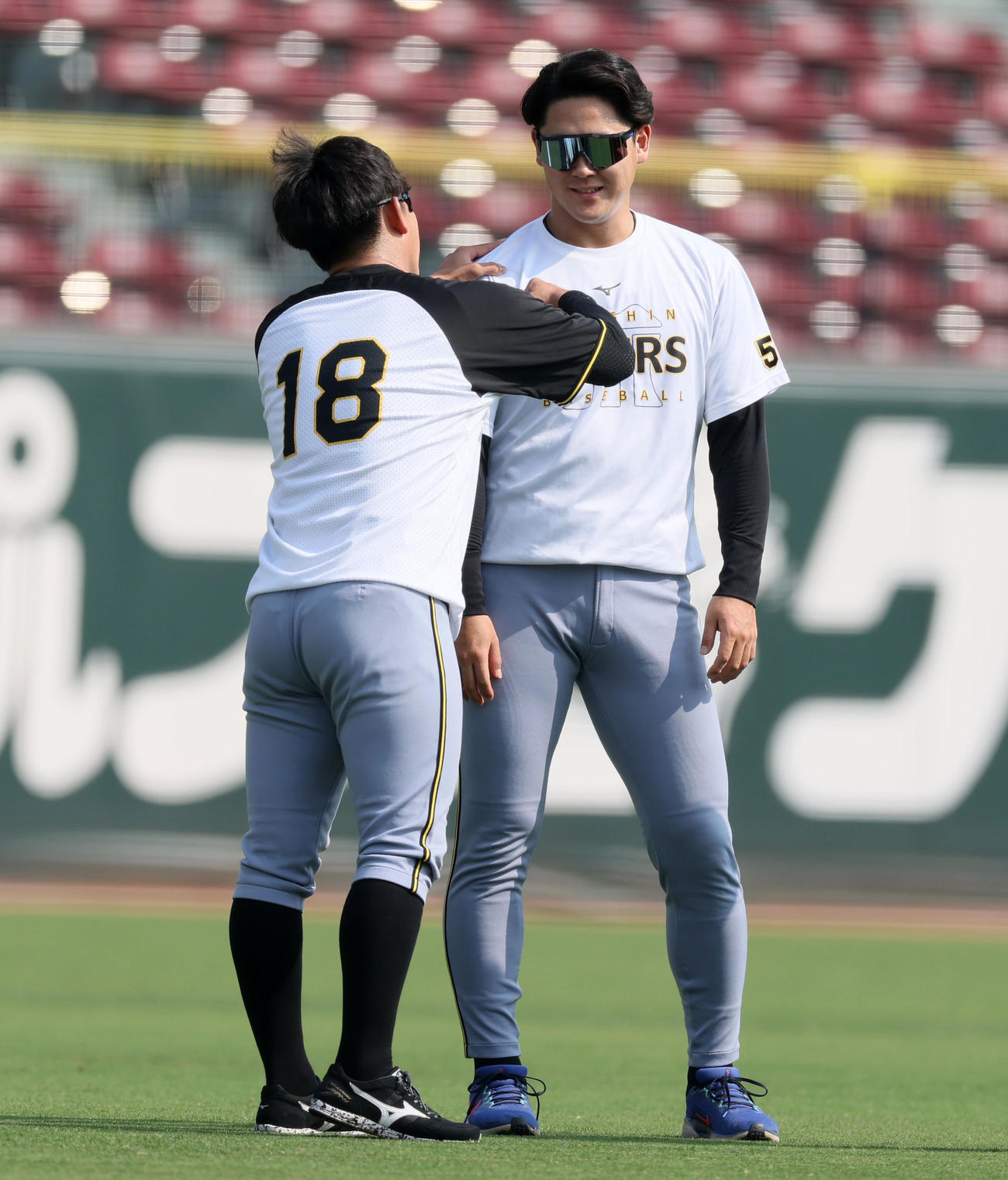 広島対阪神　伊原（左）は木下に右手でパンチ（撮影・加藤哉）