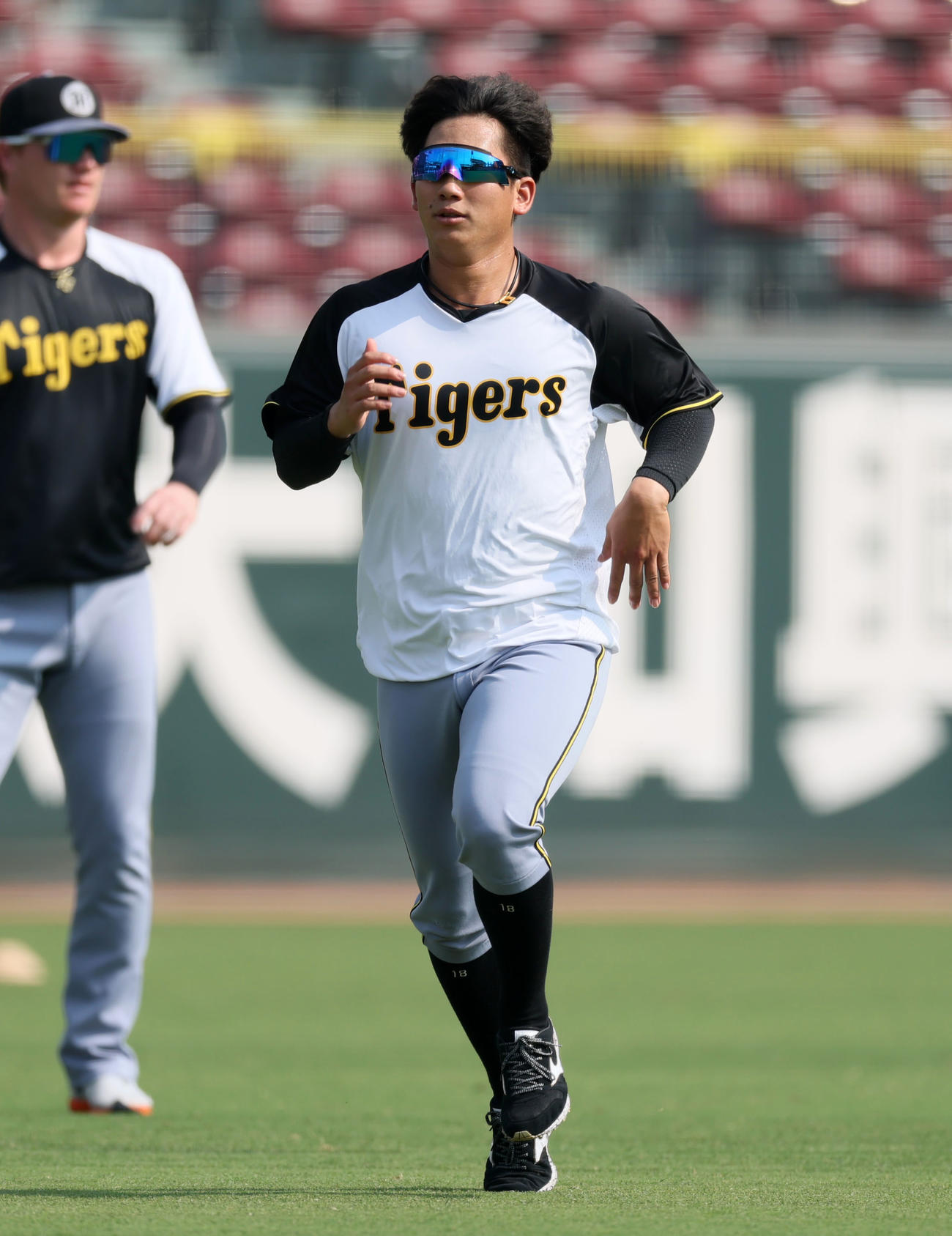 広島対阪神　ランニングする伊原（撮影・加藤哉）
