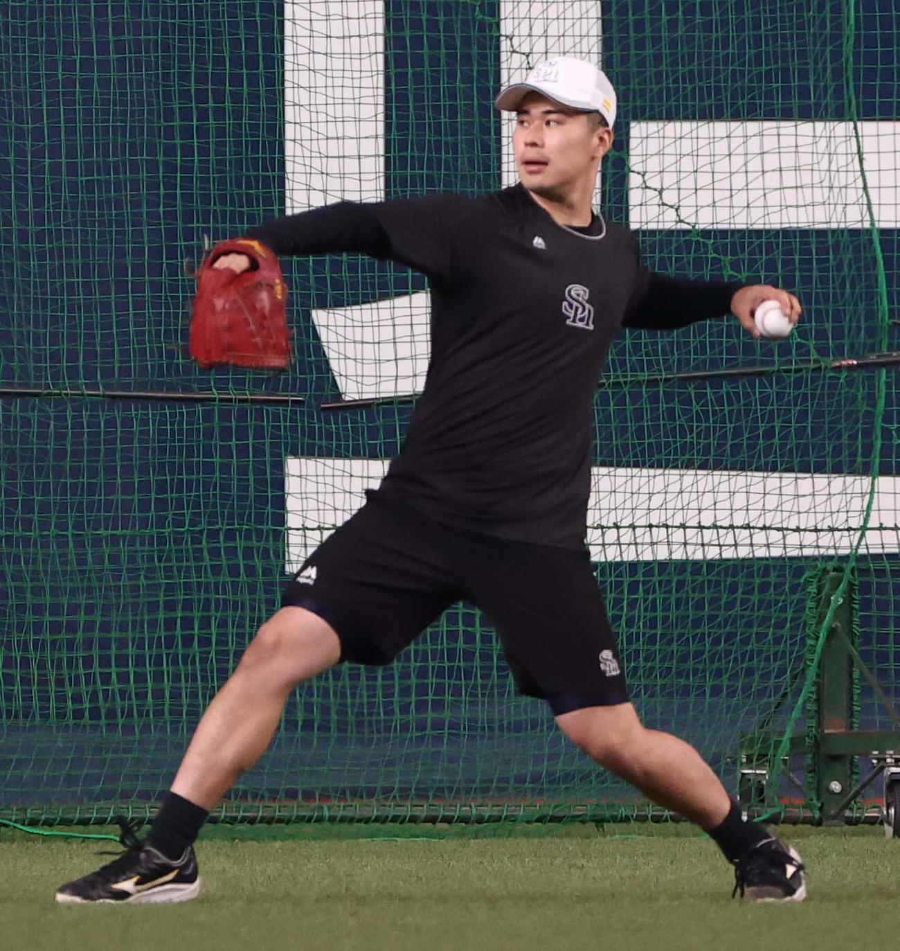 オリックス対ソフトバンク　キャッチボールをする松本晴（撮影・上田博志）