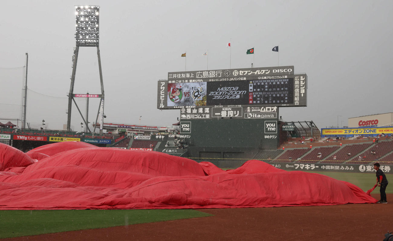 広島対阪神　突然の豪雨のため、試合開始が30分遅れとなった（撮影・加藤孝規）