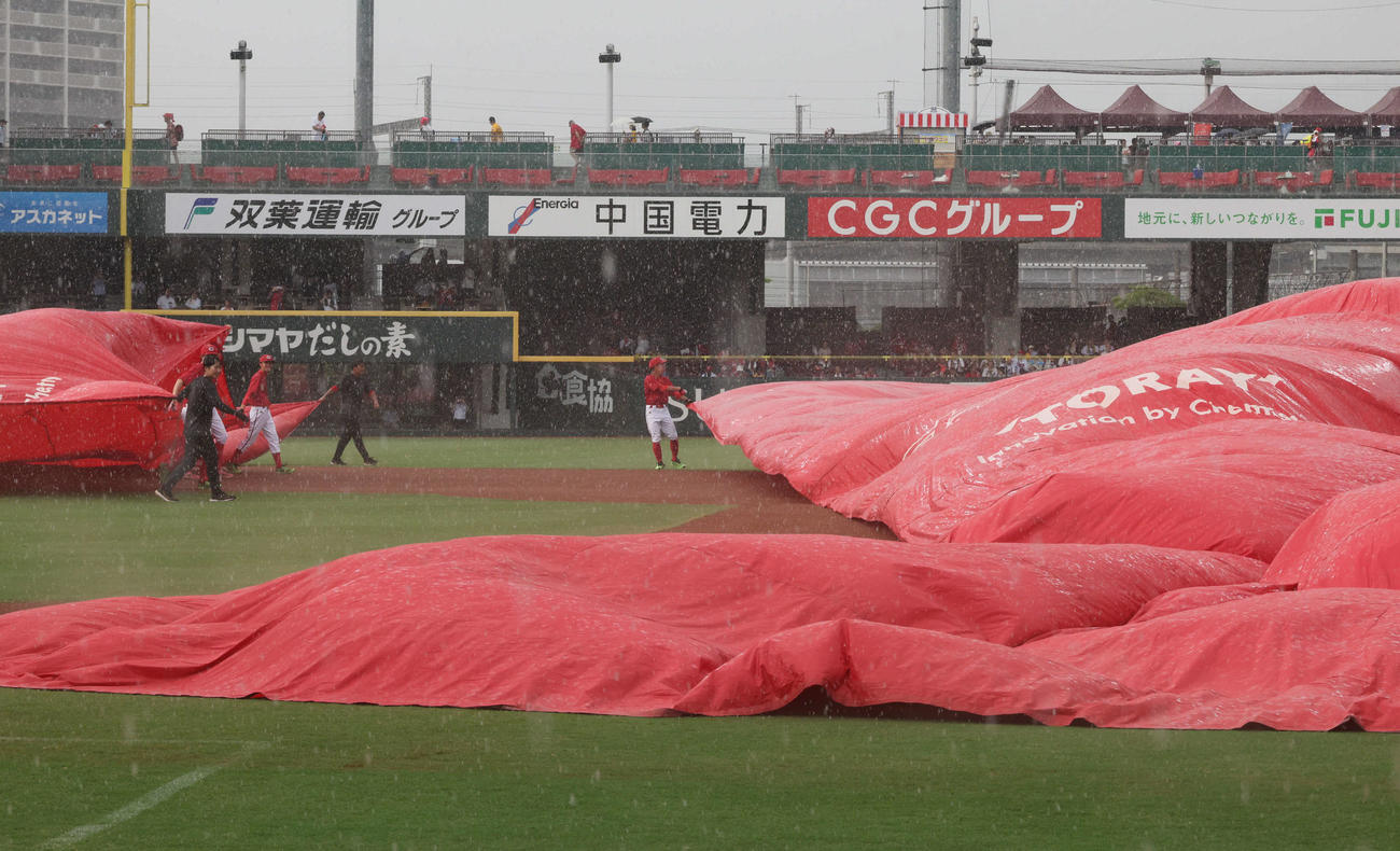 広島対阪神　突然の豪雨のため、試合開始が30分遅れとなった（撮影・加藤孝規）