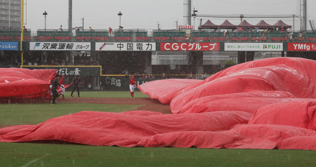 広島対阪神　突然の豪雨のため、試合開始が30分遅れとなった（撮影・加藤孝規）