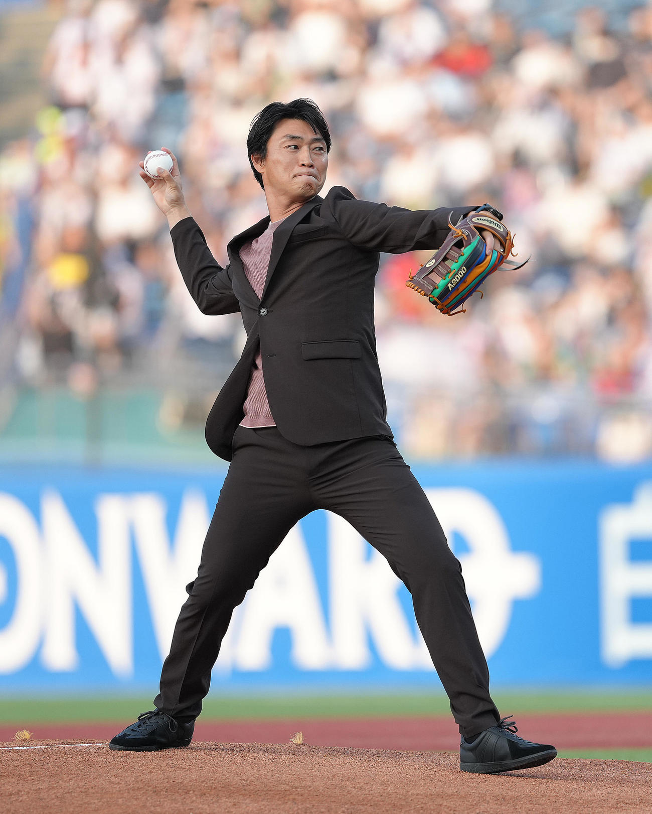 ヤクルト対DeNA　ファーストピッチを務めたヤクルト青木GM特別補佐（撮影・足立雅史）