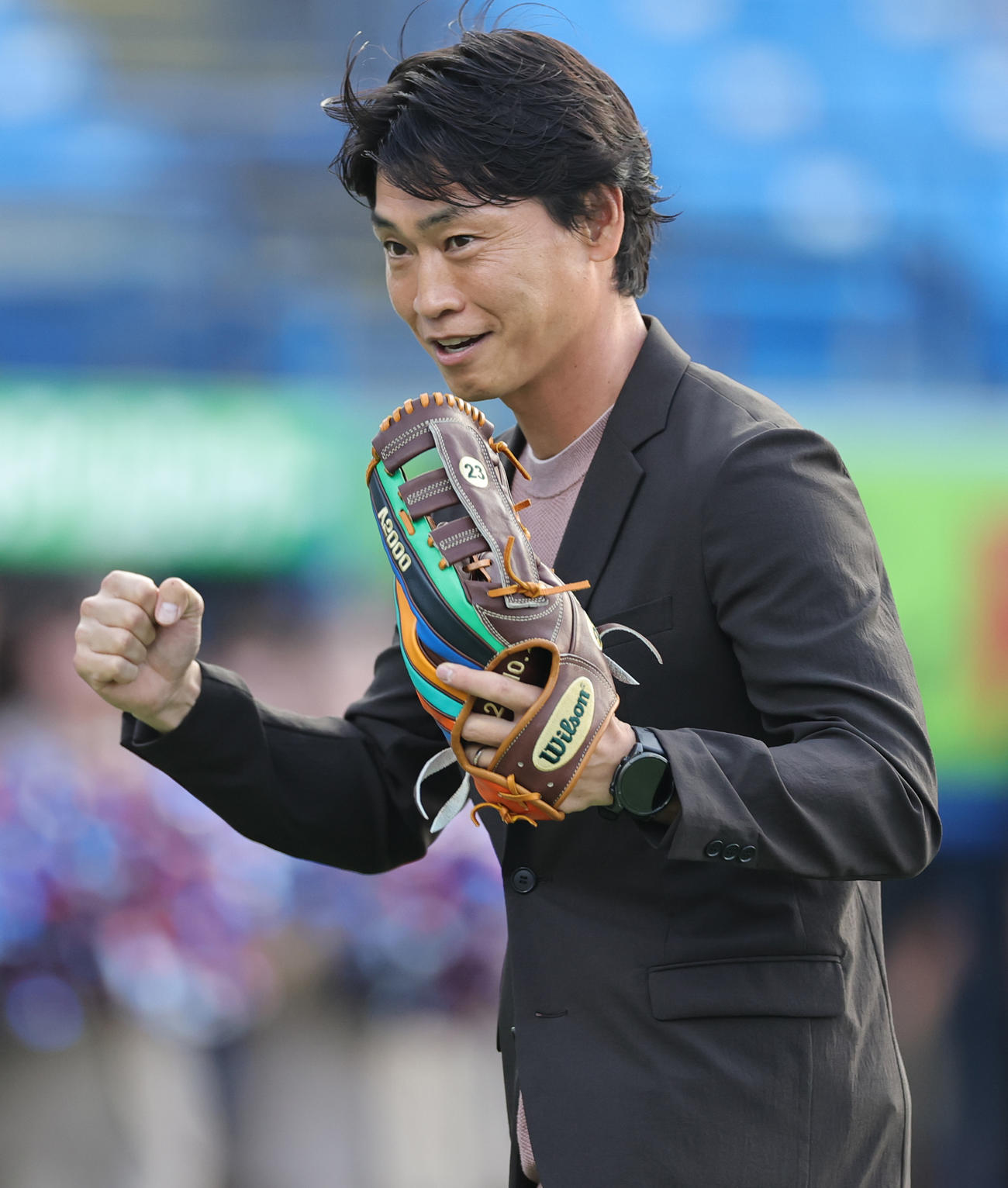 ヤクルト対DeNA　始球式を終え、ヤクルトベンチに向かってかつを入れる青木宣親氏（撮影・野上伸悟