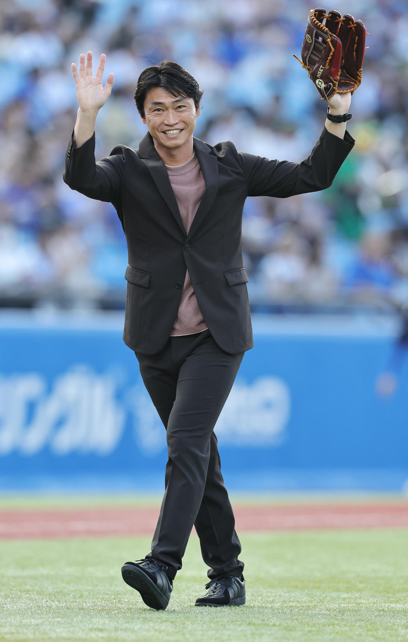ヤクルト対DeNA　始球式を行う青木宣親氏（撮影・野上伸悟