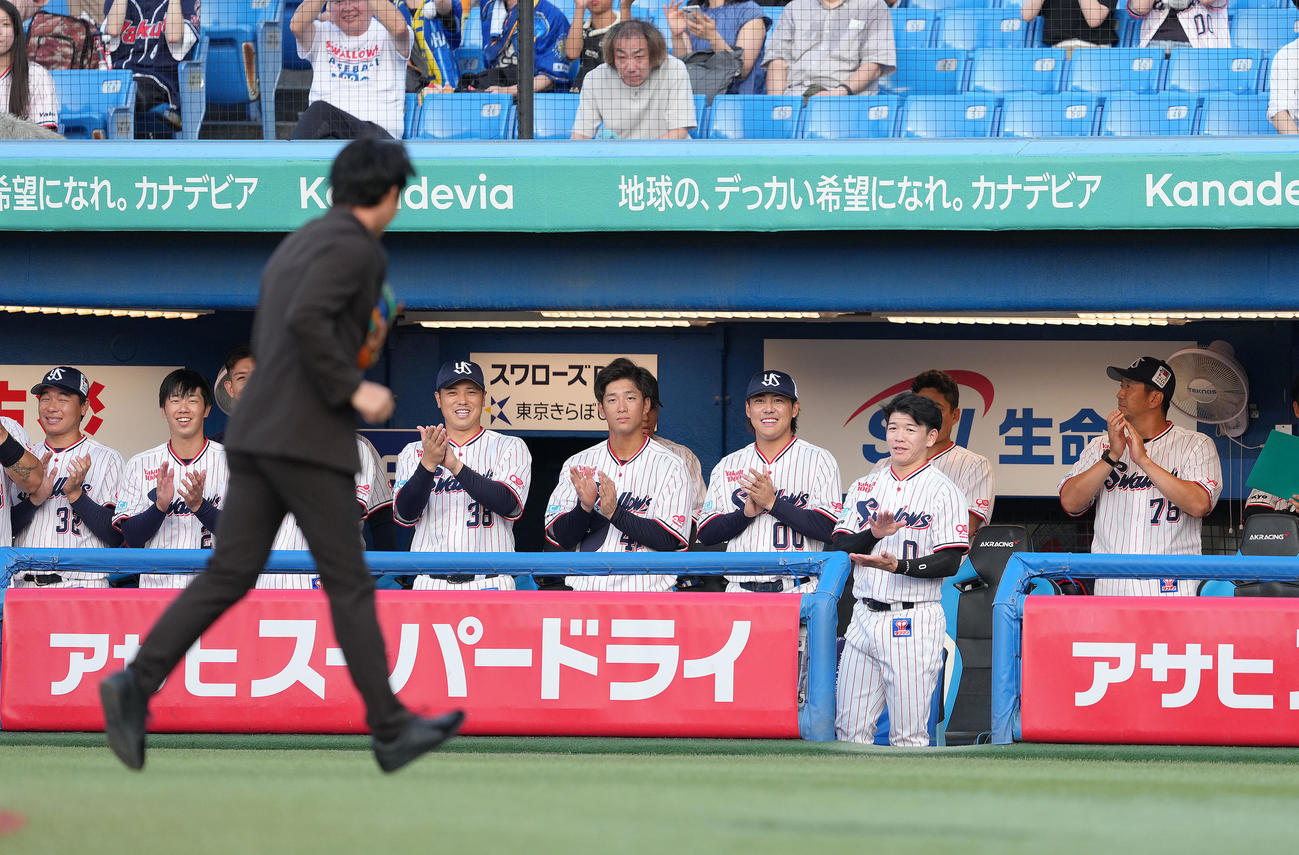 ファーストピッチを務めたヤクルト青木GM特別補佐（手前）に拍手を送る選手ら（撮影・足立雅史）