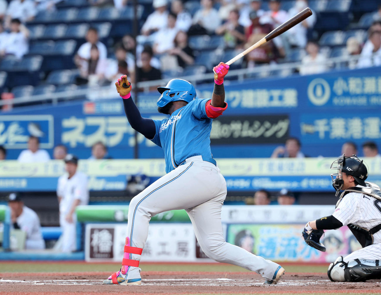 ロッテ対日本ハム　1回表日本ハム無死満塁、レイエスは右越え満塁本塁打を放つ（撮影・鈴木正人）