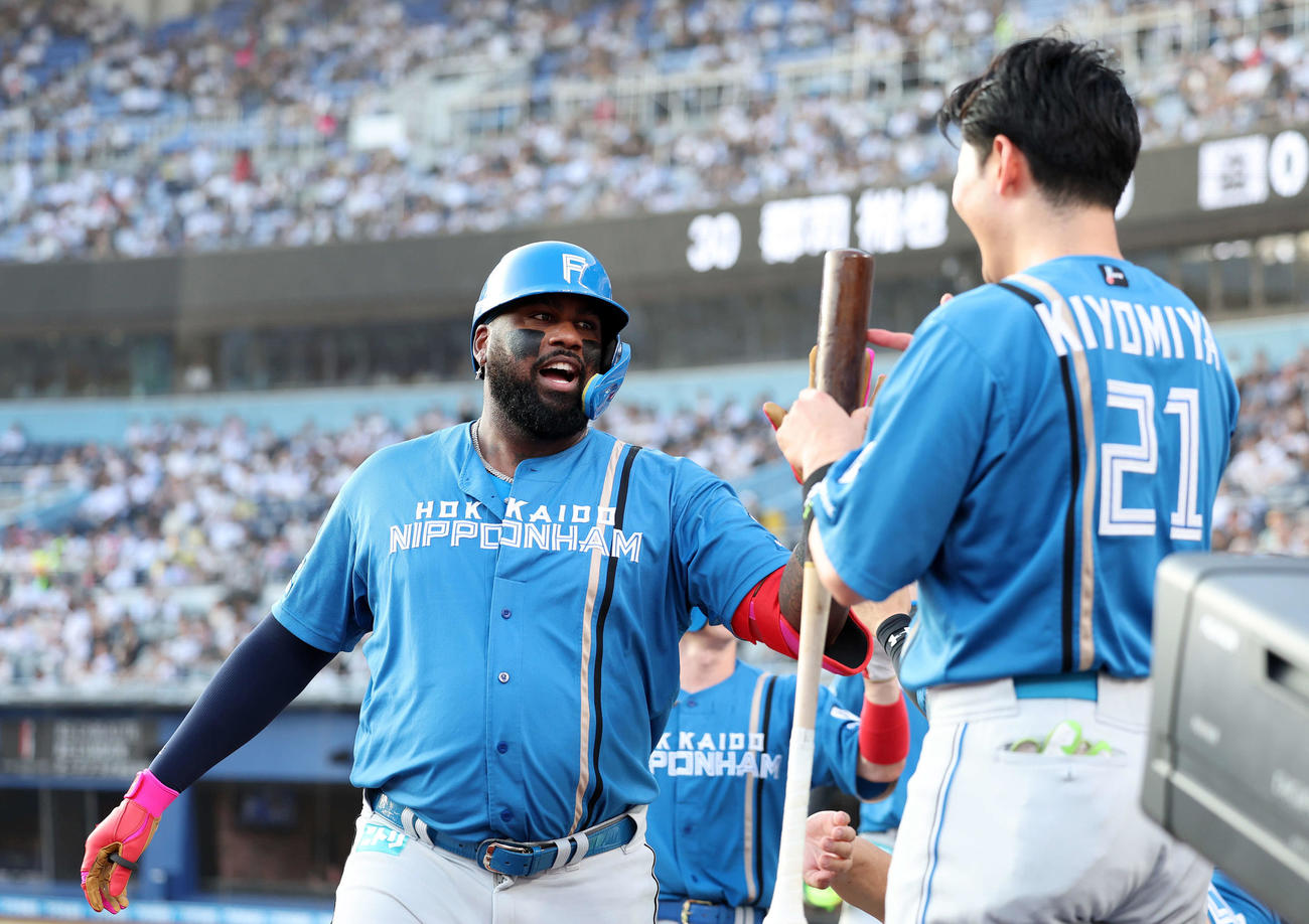 ロッテ対日本ハム　1回表日本ハム無死満塁、レイエス（左）は右越え満塁本塁打を放ちベンチ前で喜ぶ（撮影・鈴木正人）