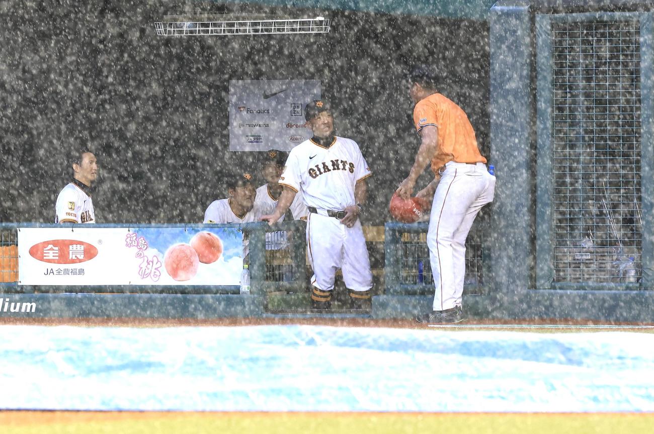 巨人対中日　急な豪雨で試合が中断し、苦笑する巨人阿部監督(中央)(撮影・浅見桂子)
