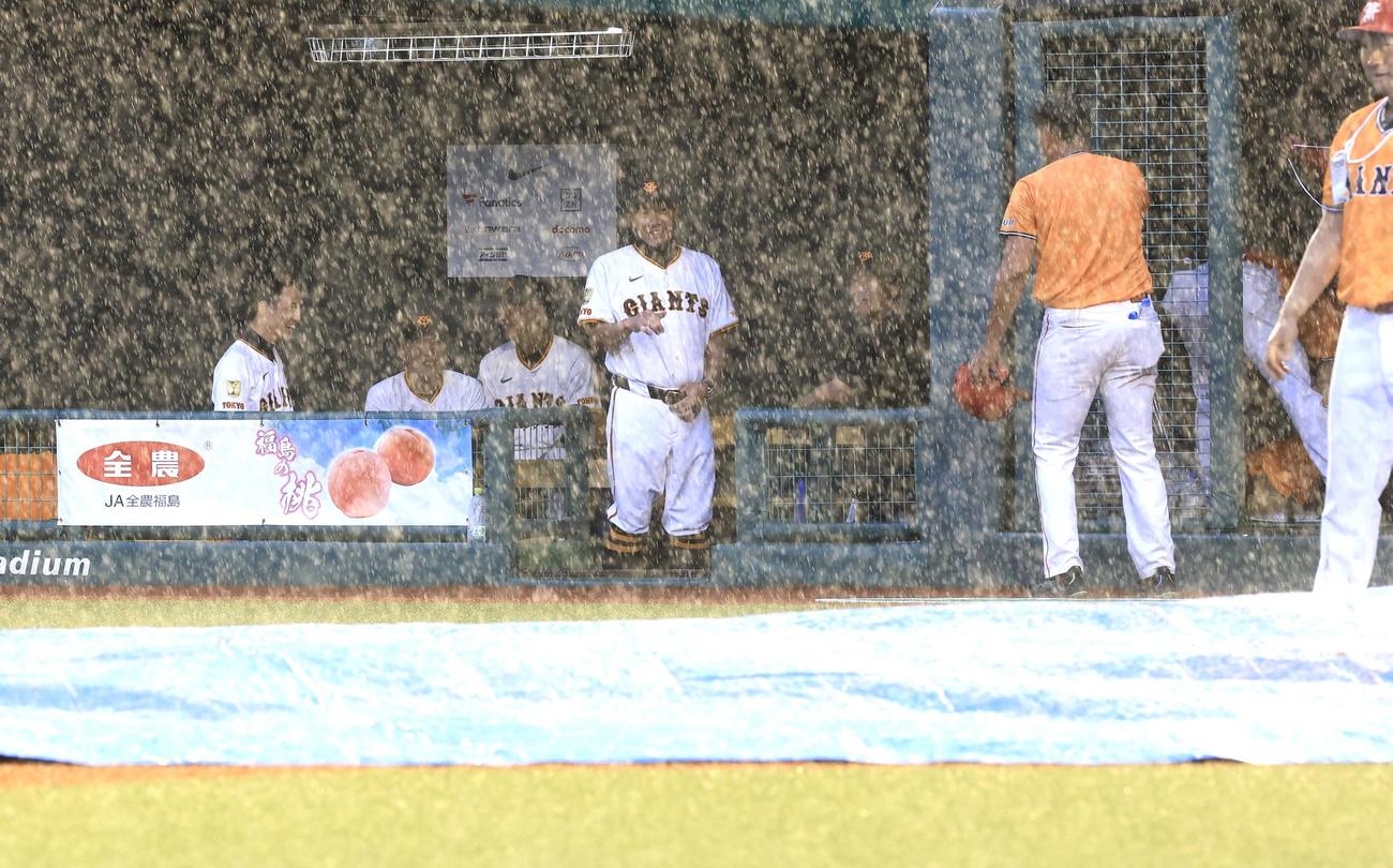 巨人対中日　急な豪雨で試合が中断し、苦笑する巨人阿部監督(中央)(撮影・浅見桂子)