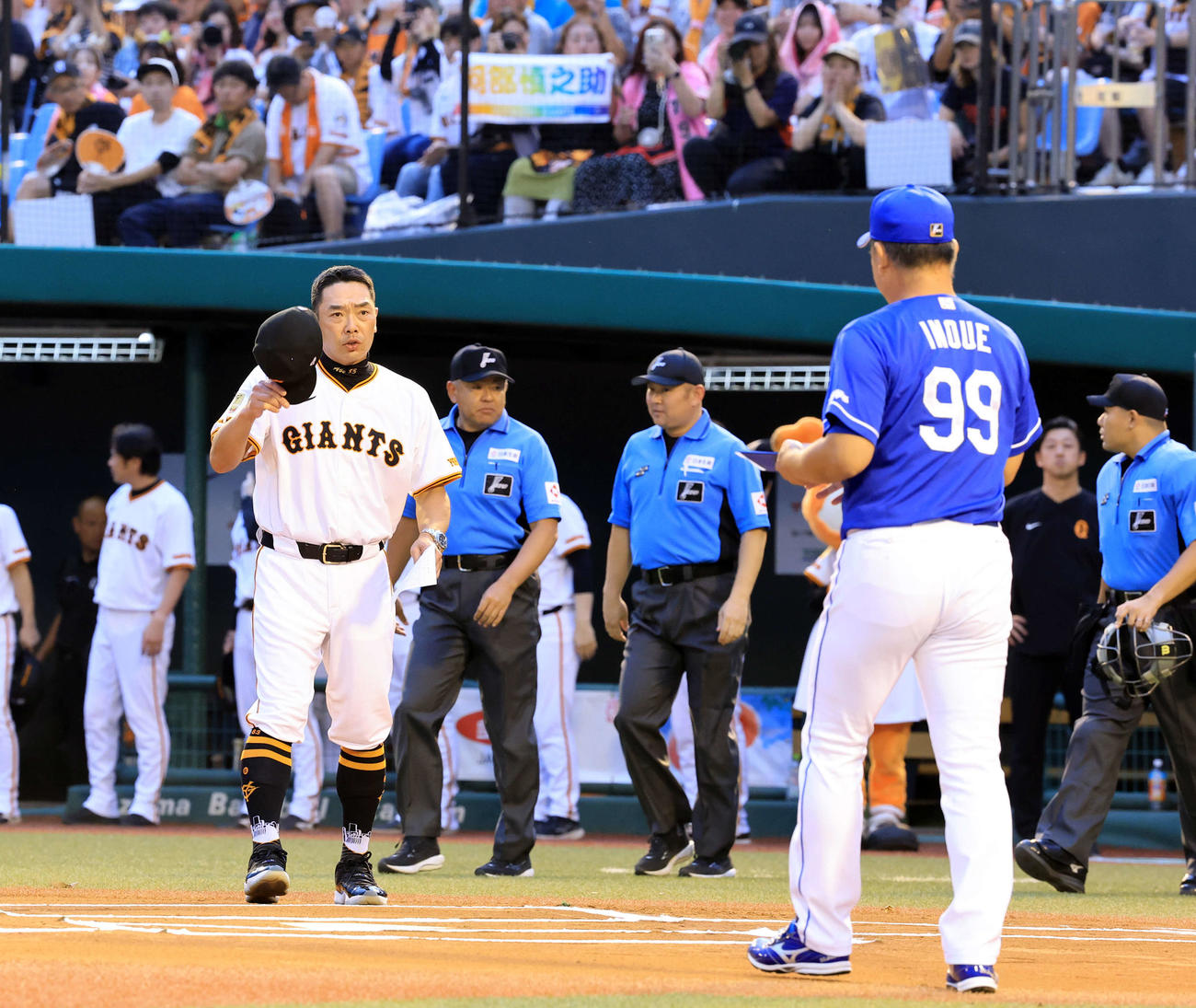 巨人対中日　メンバー最終確認で中日井上監督（手前）とあいさつする巨人阿部監督（撮影・浅見桂子）