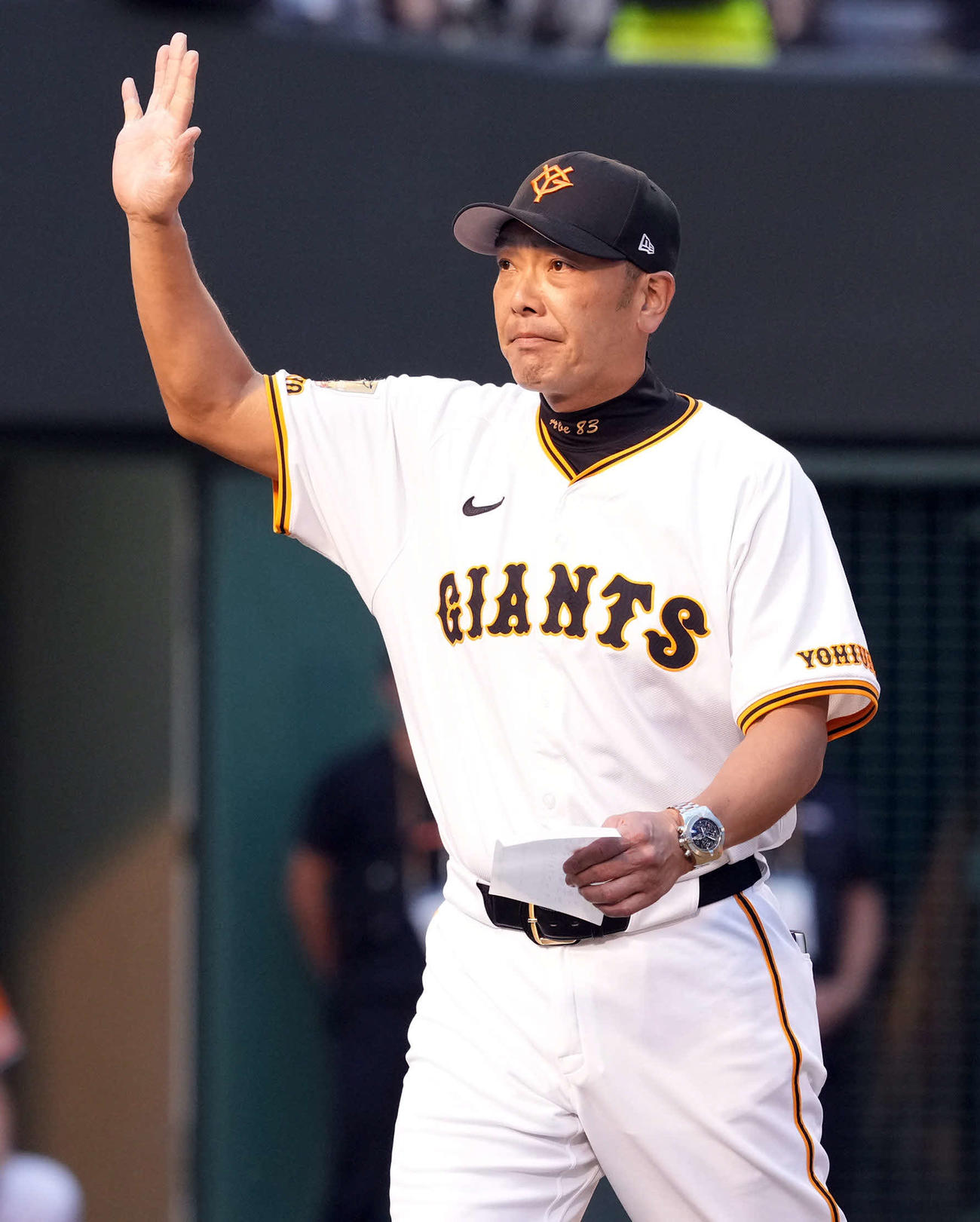 巨人対中日　ファンの声援に応える巨人阿部監督（撮影・たえ見朱実）