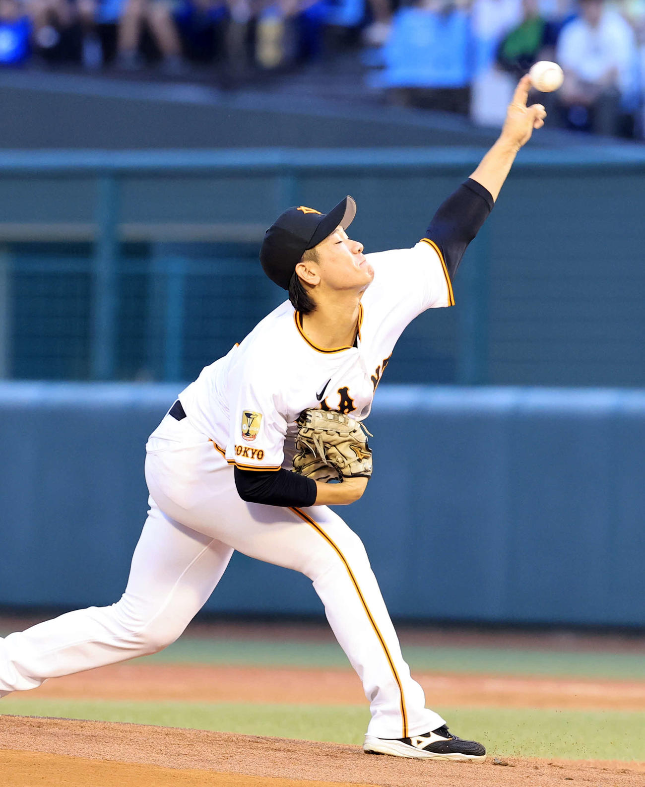 巨人対中日　力投する巨人先発の井上（撮影・浅見桂子）