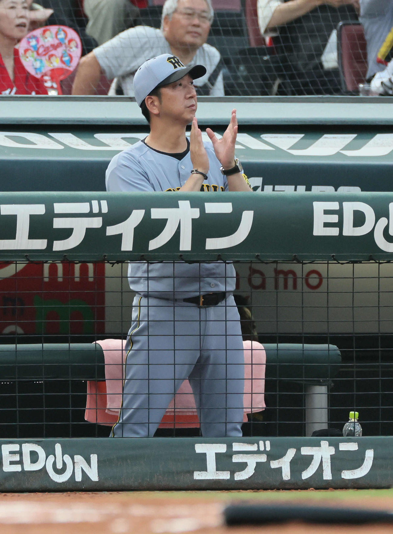 広島対阪神　2回表阪神無死、佐藤輝の先制右越え本塁打を喜ぶ藤川監督（撮影・加藤孝規）