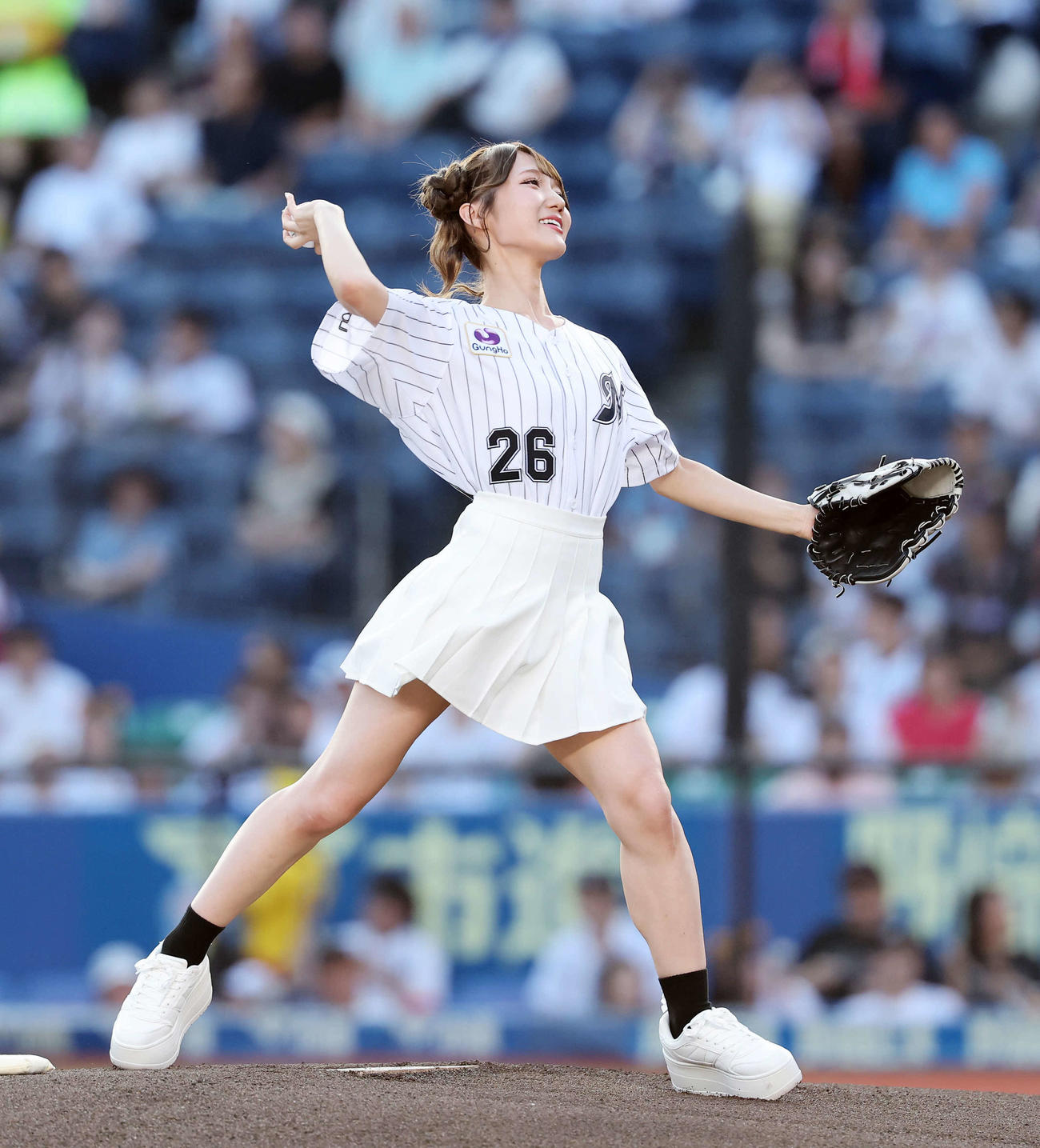 ロッテ対日本ハム　ファーストピッチセレモニーに臨むSUPER☆GiRLSの門林有羽（撮影・鈴木正人）