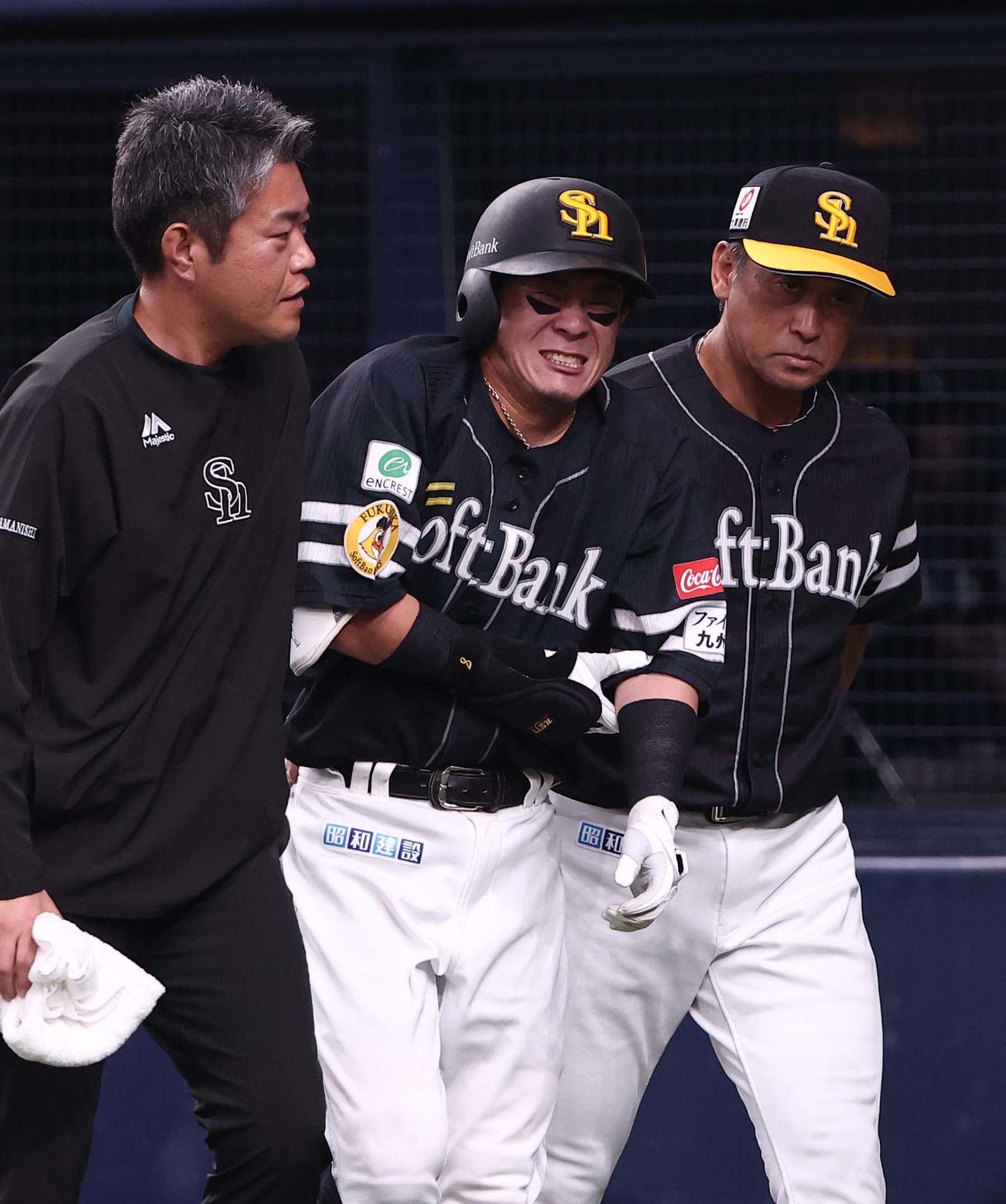 オリックス対ソフトバンク　3回表ソフトバンク無死、左ひじに死球を受けた牧原大（中央）はベンチに戻り治療をする（撮影・上田博志）