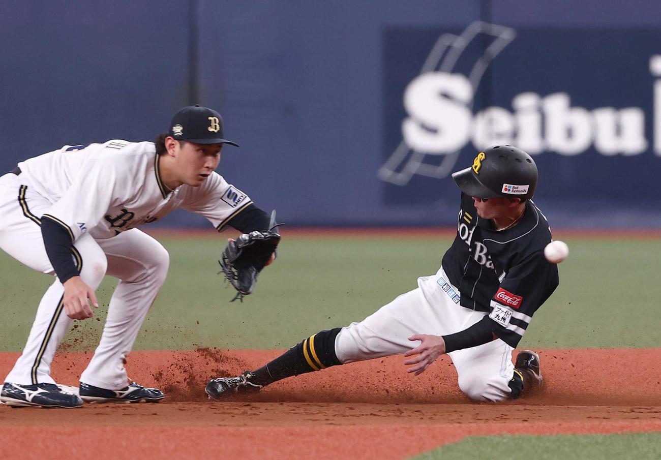 オリックス対ソフトバンク　3回表ソフトバンク無死一塁、宮城の暴投で二塁へ進む牧原大（撮影・上田博志）