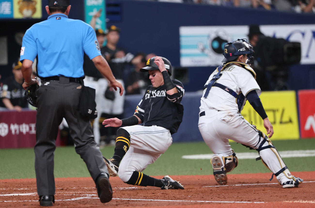 オリックス対ソフトバンク　3回表ソフトバンク1死二塁、野村の左前適時打で生還する二走の牧原大（撮影・西尾就之）
