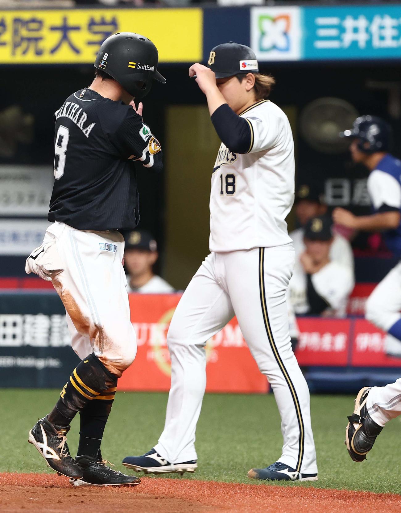 オリックス対ソフトバンク　3回表ソフトバンク1死二塁、生還した牧原大（左）に謝罪する宮城（撮影・上田博志）